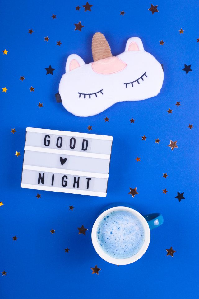 Blog Bild Abendroutinen mit Schlafmaske, Becher und einem Schild Good Night