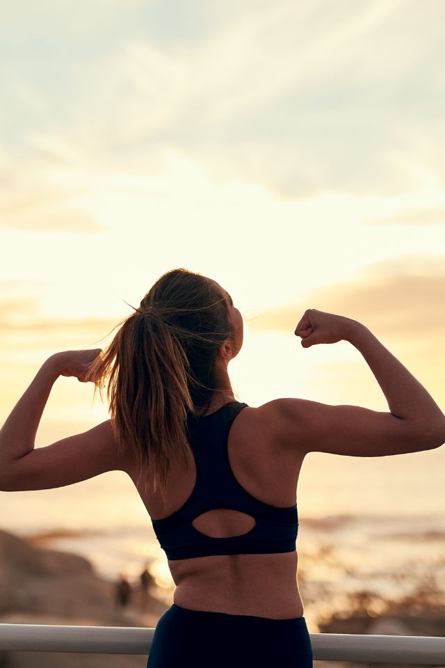 Blogbild Abnehmen ohne Diät - Frau am Strand mit Muskeln